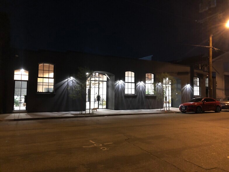 More Photos Of 2143 Bay St, Los Angeles Office For Lease