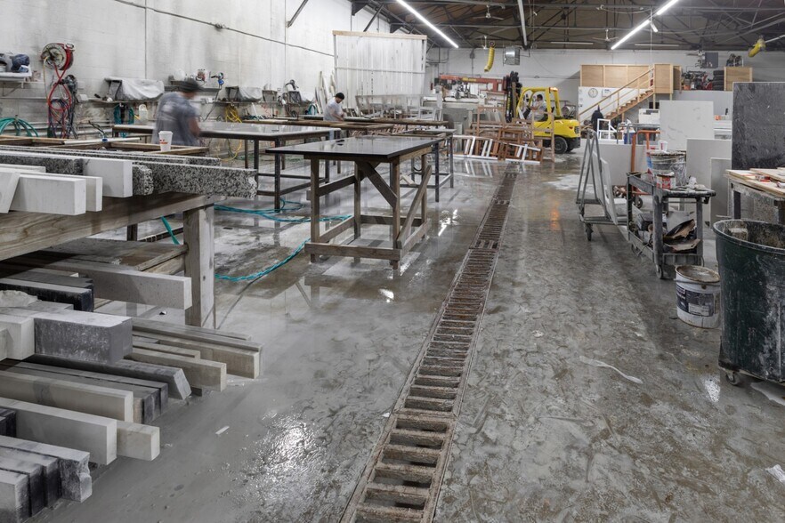 More Photos Of 165-167 Bow St, Everett Light Manufacturing For Lease