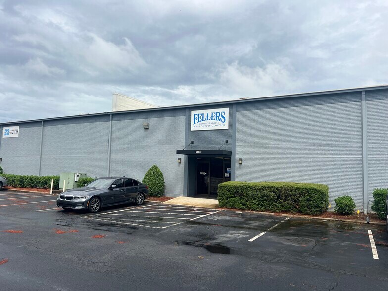More Photos Of 1000-1022 Pressley Rd, Charlotte Warehouse For Lease