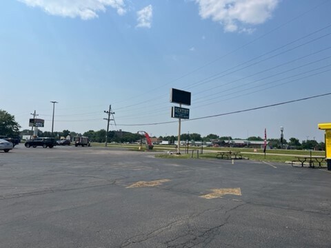 More Photos Of 390 W Chrysler Dr, Belvidere Storefront For Sale