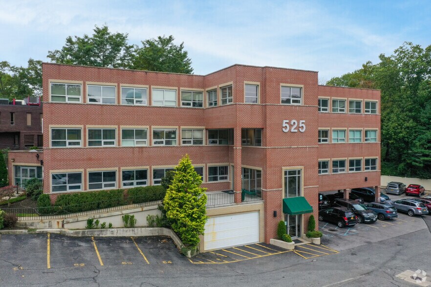 More Photos Of 525 Northern Blvd, Great Neck Medical For Lease