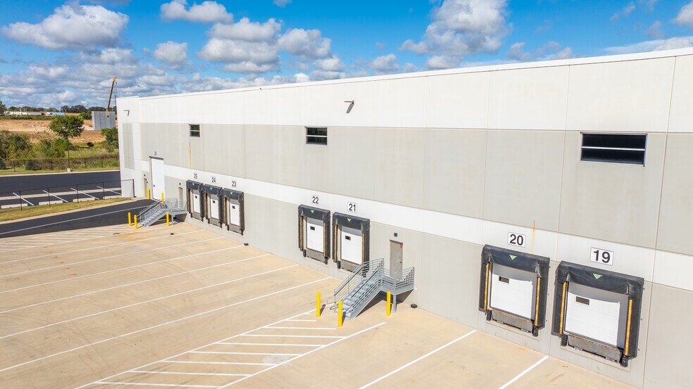 More Photos Of W210 N12855 Gateway Crossing, Richfield Warehouse For Lease