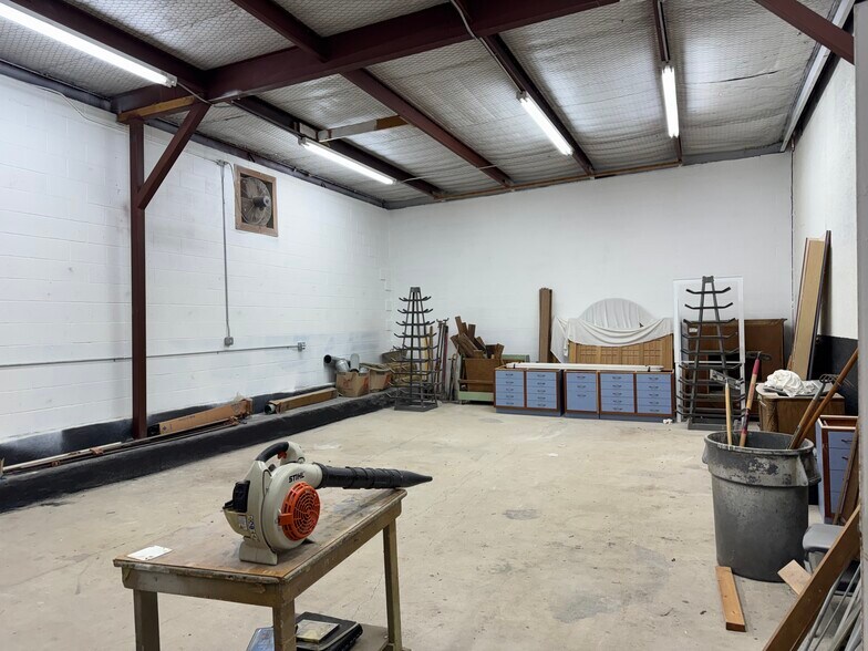 More Photos Of 16131 College Oak Dr, San Antonio Warehouse For Lease