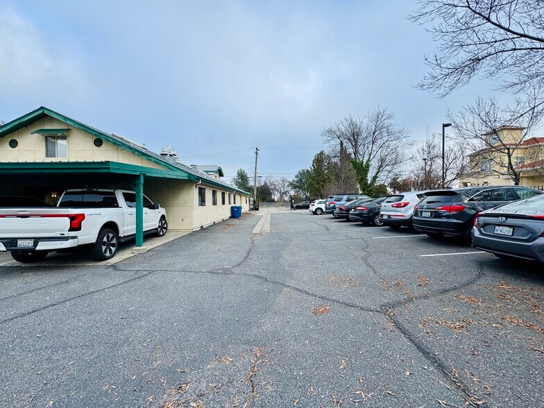 More Photos Of 2036 Railroad Ave, Redding Office For Sale