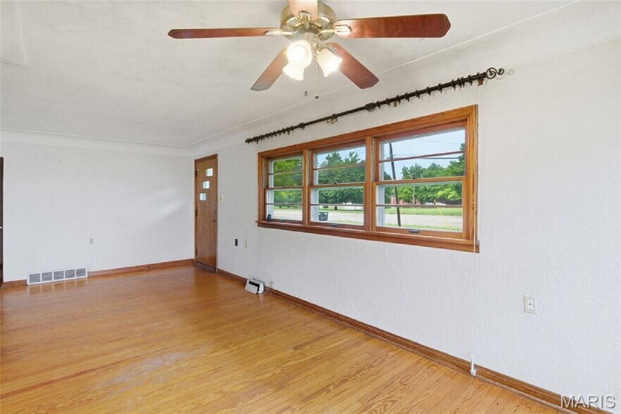More Photos Of 5912 N Belt W, Belleville Flex For Sale