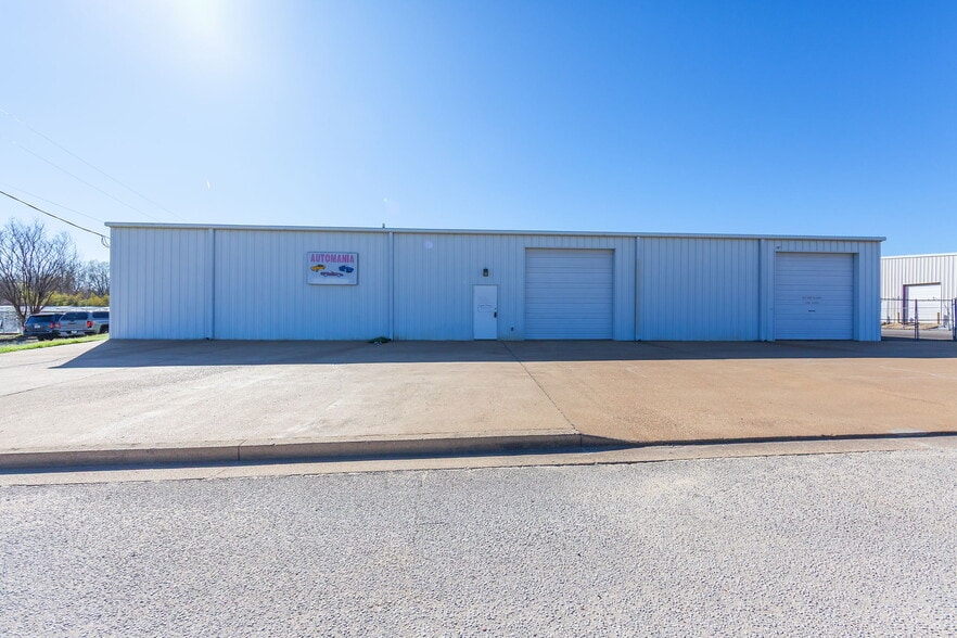 More Photos Of 39 N Madison Dr, Humboldt Showroom For Sale