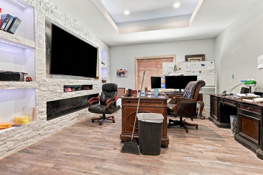 More Photos Of 1801 13th St, Levelland Light Distribution For Sale