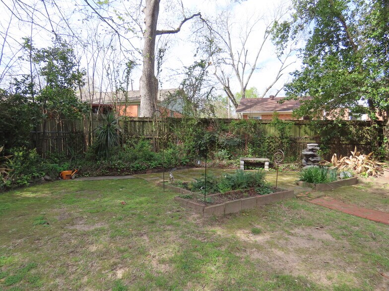 More Photos Of 1923 S Beckham Ave, Tyler Office Residential For Lease