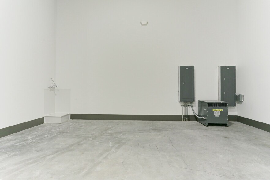 More Photos Of 8990 Parkwest Dr, Houston Showroom For Lease