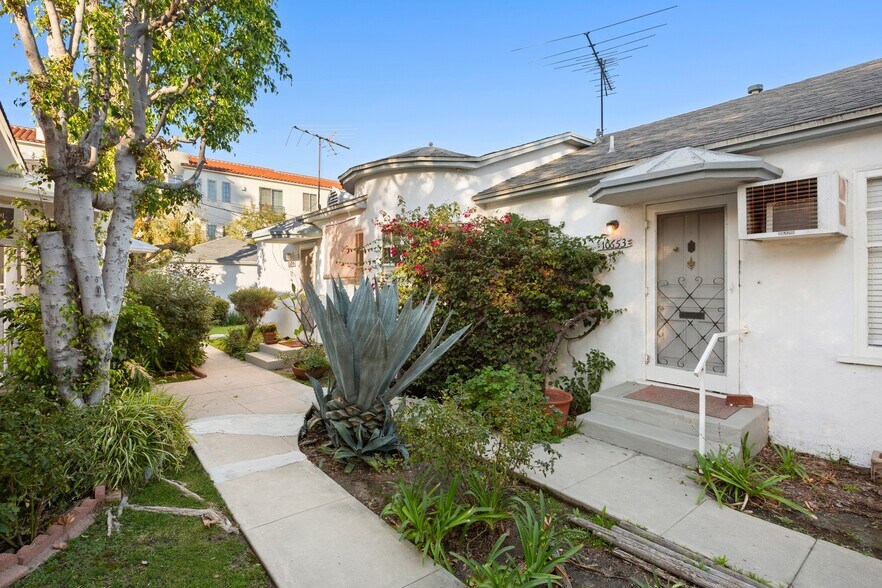 More Photos Of 10651 Whipple St, North Hollywood Multifamily For Sale