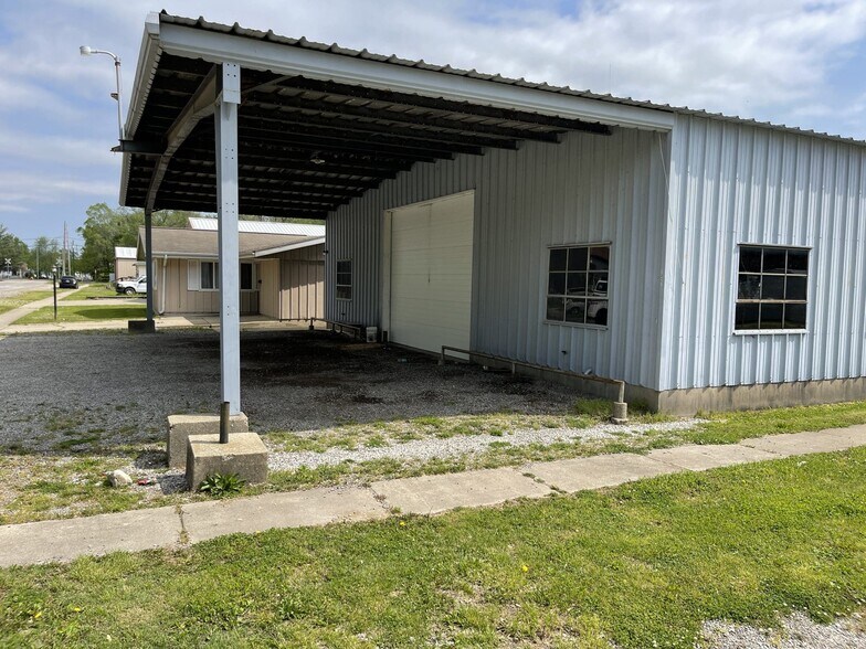 More Photos Of 1425 S Locust St, Centralia Office For Sale
