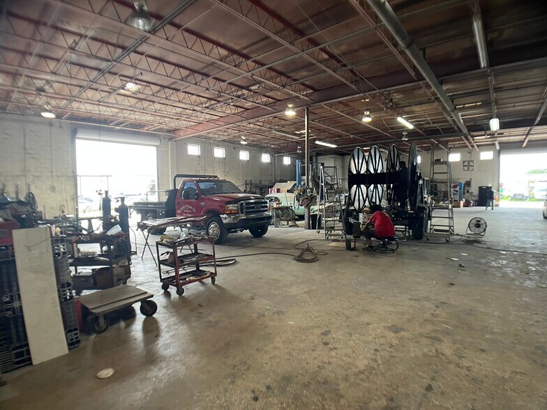 More Photos Of 365 N Ivey Ln, Orlando Manufacturing For Lease