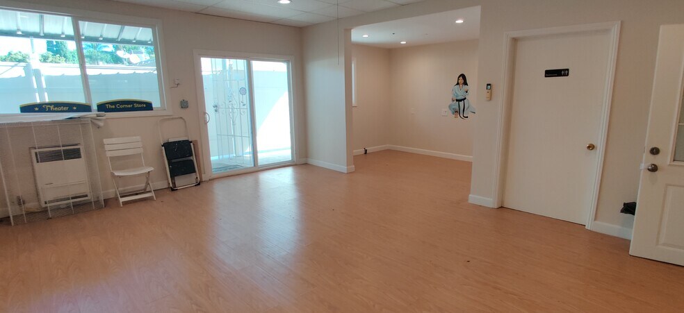 More Photos Of 1605 W Magnolia Blvd, Burbank Freestanding For Sale