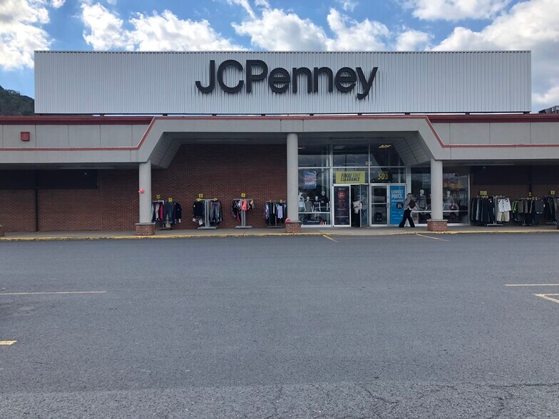 More Photos Of 224 N Logan Blvd, Burnham Unknown For Lease