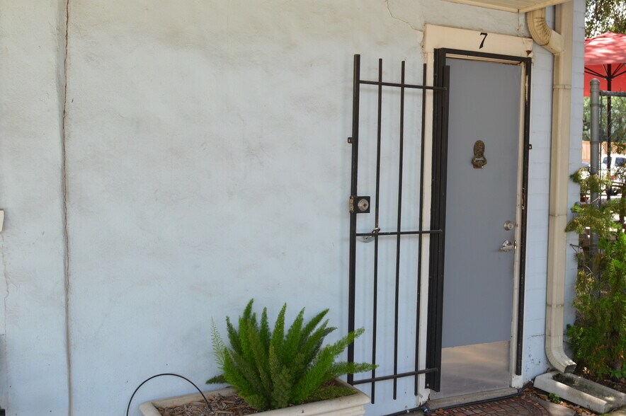 More Photos Of 3803 Bute St, Houston Storefront Retail Residential For Sale