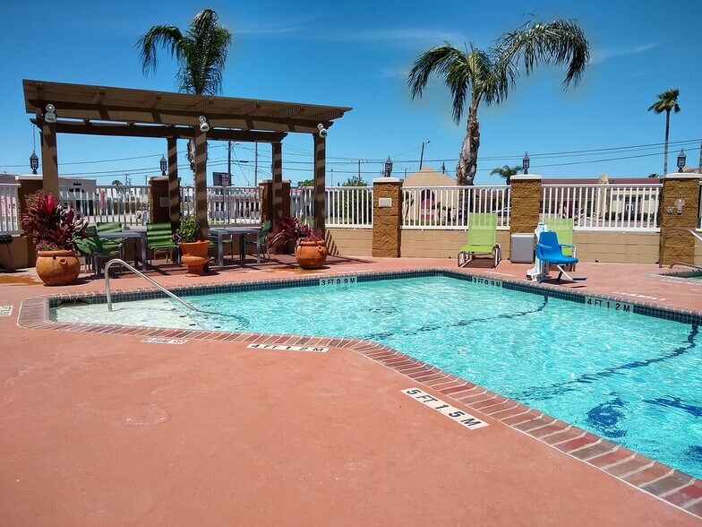 More Photos Of 355 E Goodnight Ave, Aransas Pass Hotel For Sale