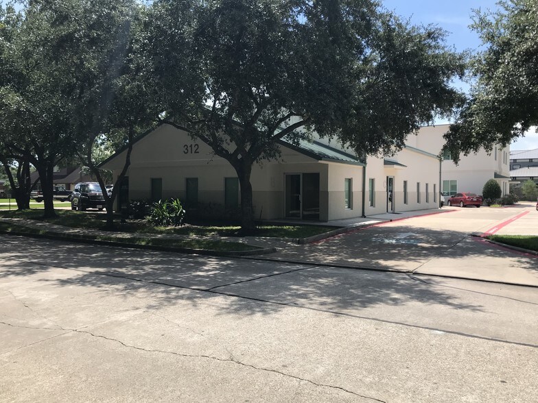 More Photos Of 121 E Magnolia St, Friendswood Unknown For Lease