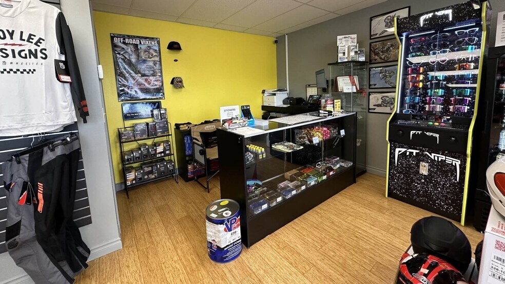 More Photos Of 717 Vandercook Way, Longview Storefront For Lease