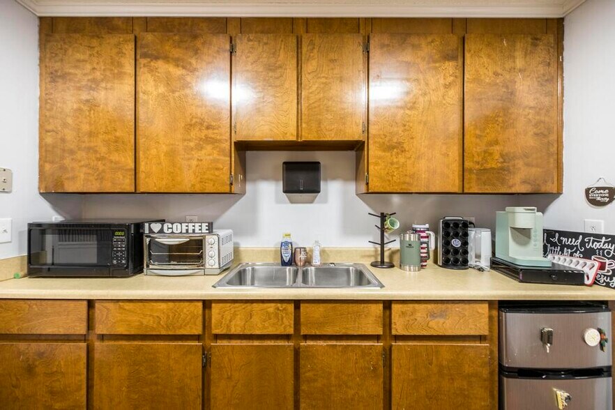 More Photos Of 1020 Keith Dr, Perry Healthcare For Lease