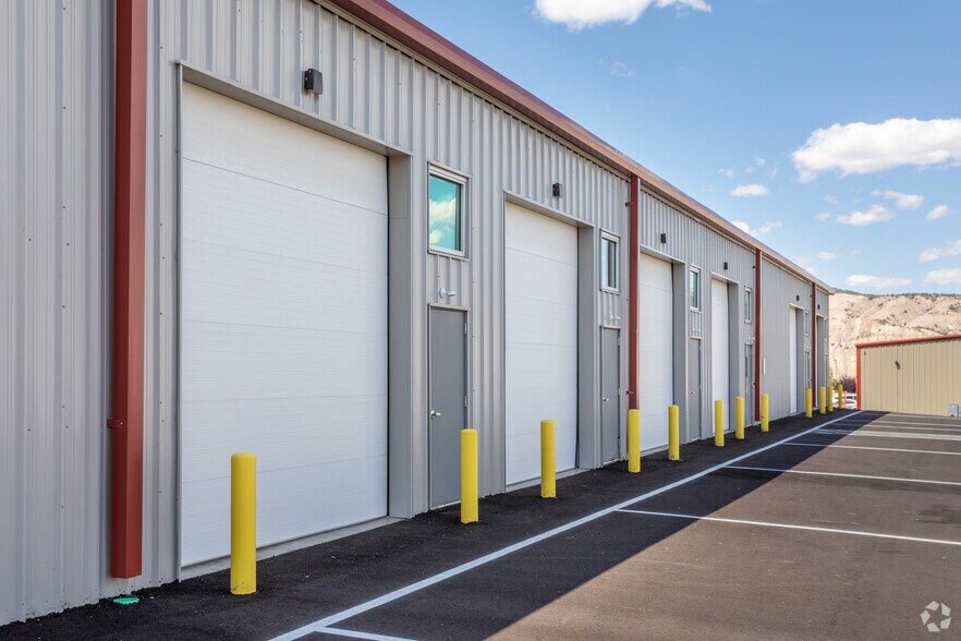 More Photos Of 707 Plane St, Gypsum Warehouse For Lease