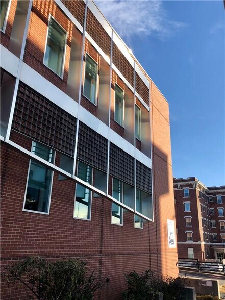 More Photos Of 1-3 E Armour Blvd, Kansas City Office For Lease