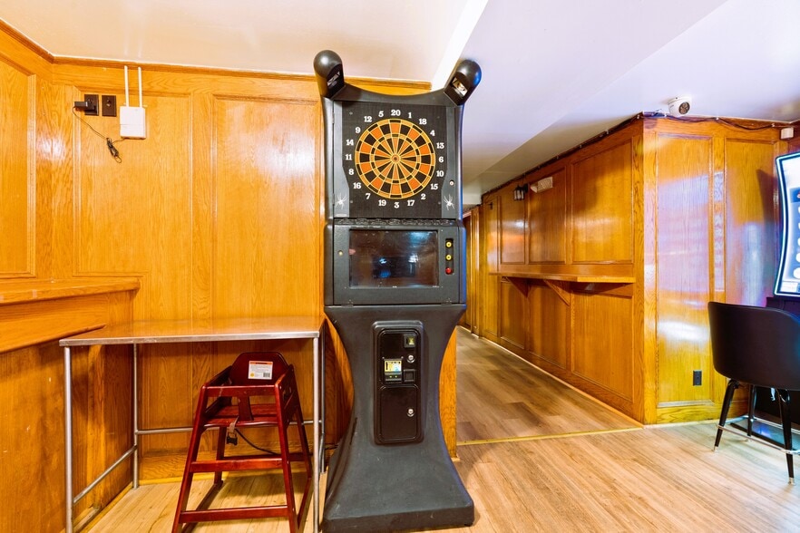 More Photos Of 616 North Ave, Pittsburgh Bar For Sale