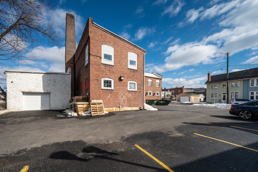 More Photos Of 102 S Richmond St, Fleetwood Warehouse For Sale