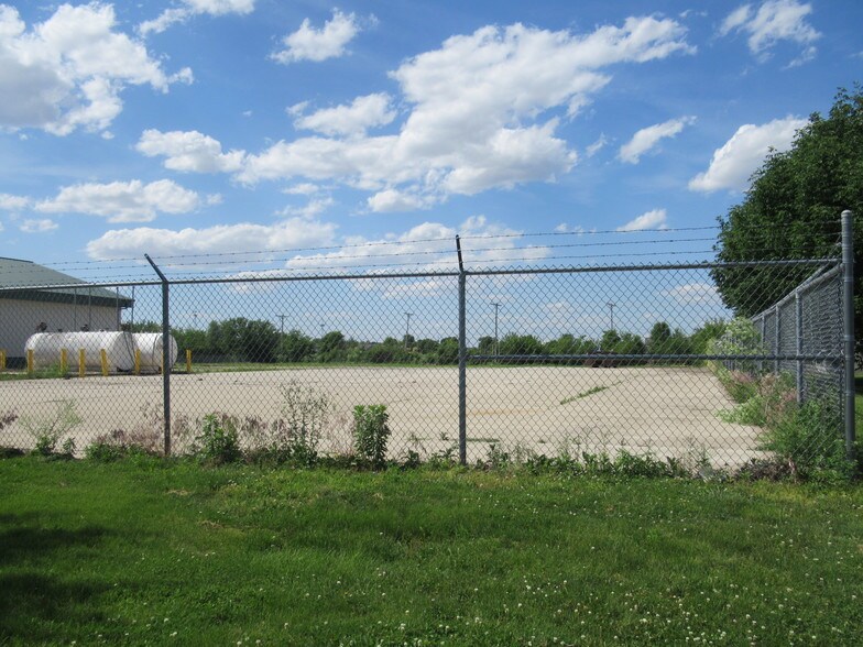 More Photos Of 3105 Great Northern, Springfield Warehouse For Sale