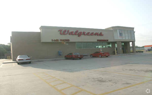 More Photos Of 2000 Garth Rd, Baytown Drugstore For Lease