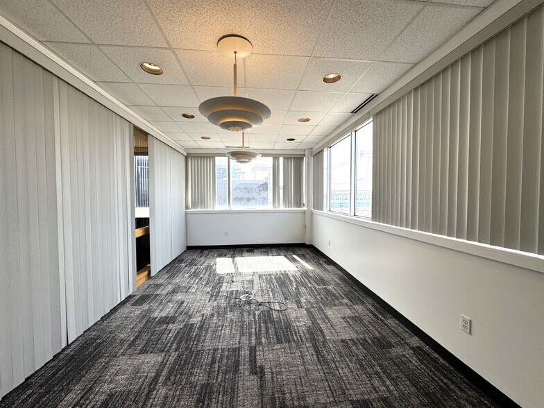 More Photos Of 4 Betty St, Everett Flex For Lease