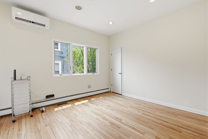 More Photos Of 168 White Horse Ave, Hamilton Office For Sale