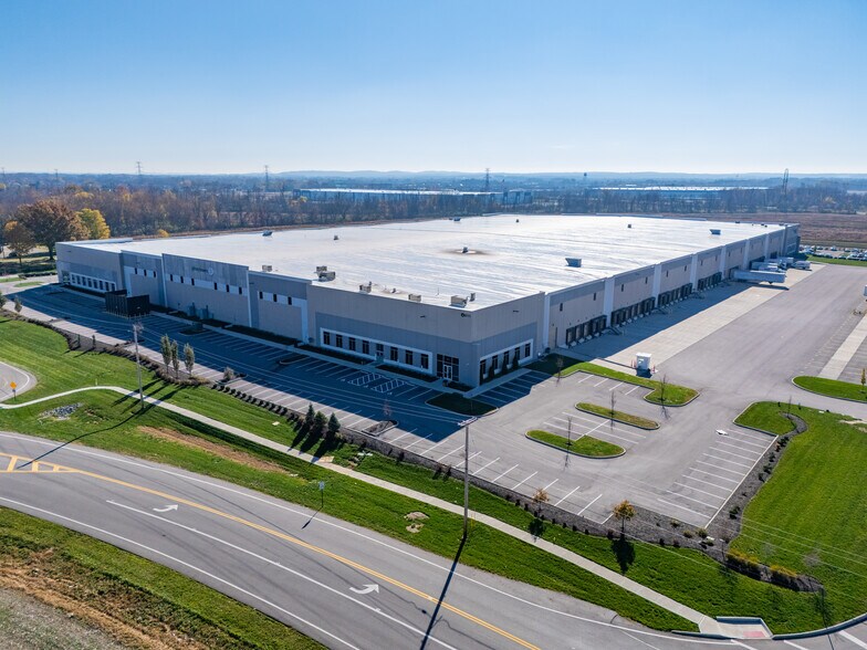 More Photos Of 6111-6121 Bixby Rd, Canal Winchester Distribution For Lease