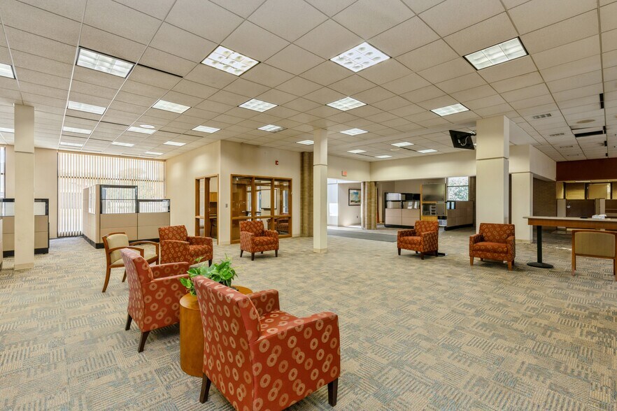 More Photos Of 4505 Douglas Ave, Des Moines General Retail For Sale