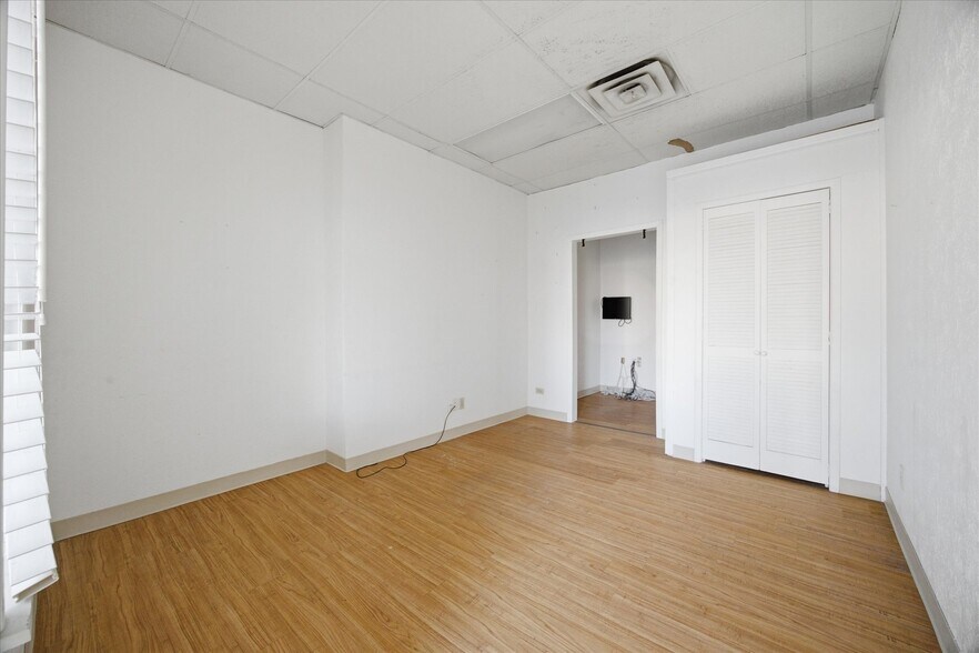 More Photos Of 2108 Monroe St, Commerce Showroom For Lease