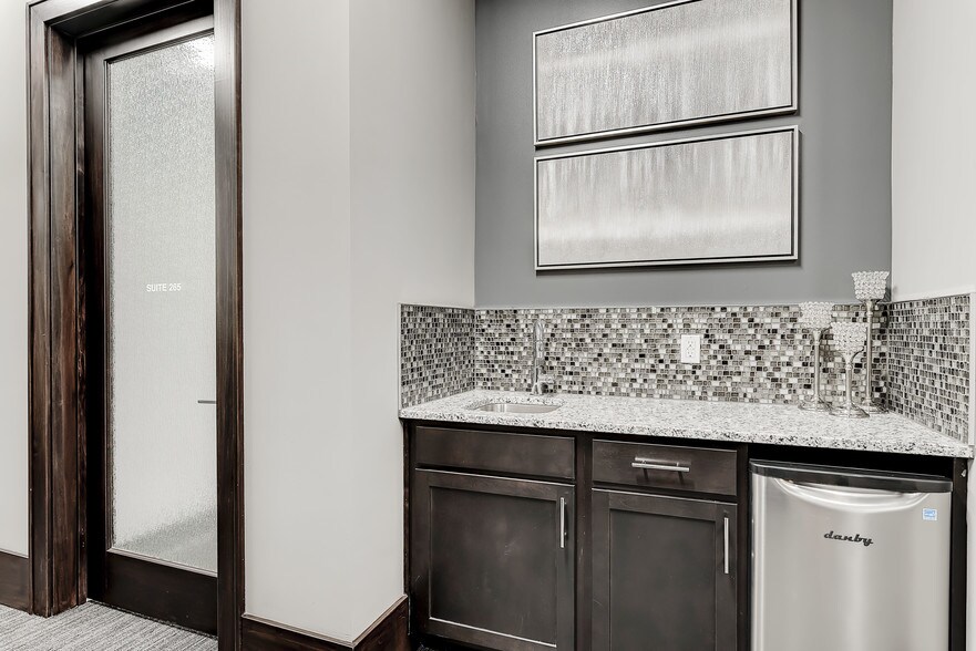 More Photos Of 1905 S New Market St, Carmel Coworking Space