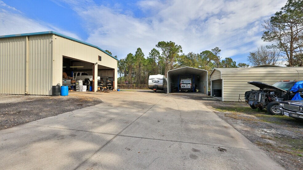 More Photos Of 2390 E International Speedway Blvd, Deland Freestanding For Lease