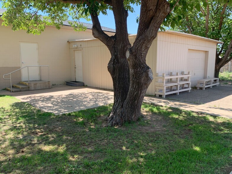 More Photos Of 2202 Upland Ave, Lubbock Flex For Sale