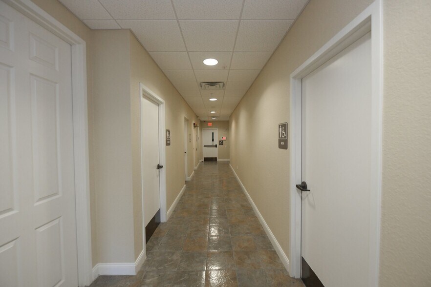 More Photos Of 5920 Pan American Blvd, North Port Medical For Lease