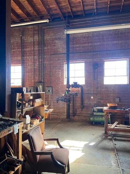 More Photos Of 610 N Washington St, Albany Flex For Sale