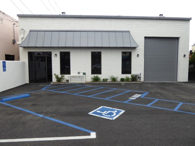 Primary Photo Of 632 Thompson Ave, Glendale Warehouse For Lease