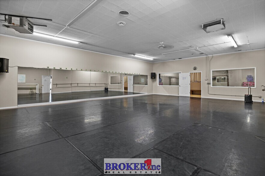 More Photos Of 225 N Wolcott St, Casper Flex For Lease