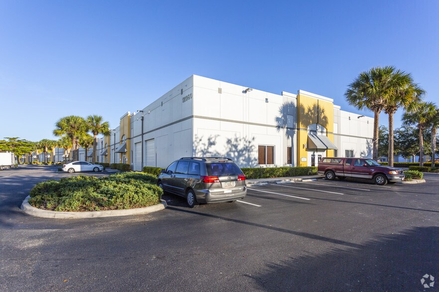 More Photos Of 12960 Commerce Lakes Dr, Fort Myers Warehouse For Lease