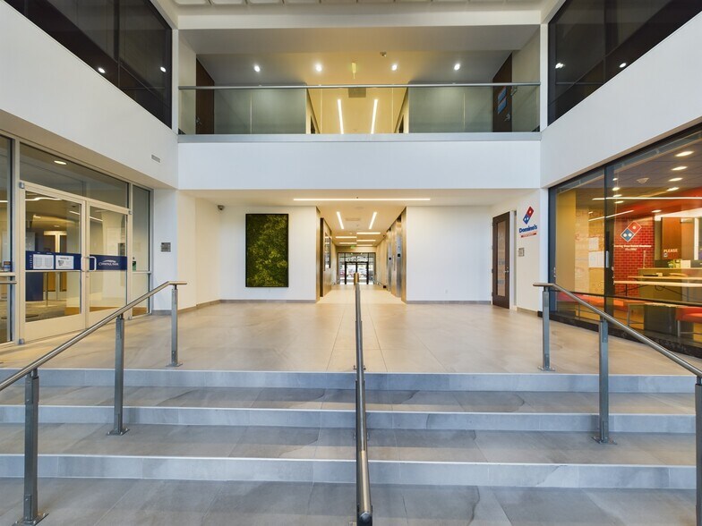 More Photos Of 1250 W Mockingbird Ln, Dallas Office For Lease