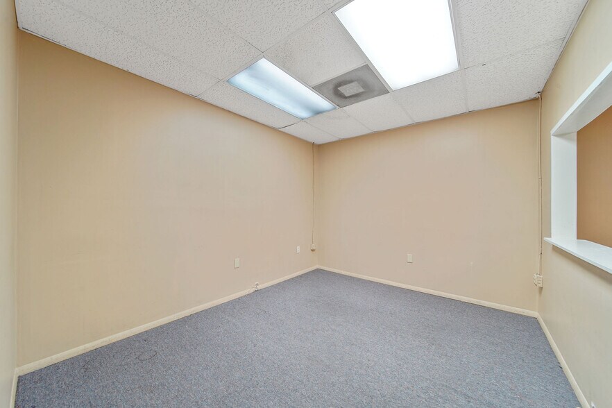 More Photos Of 25 E 4th St, Hialeah Office For Lease