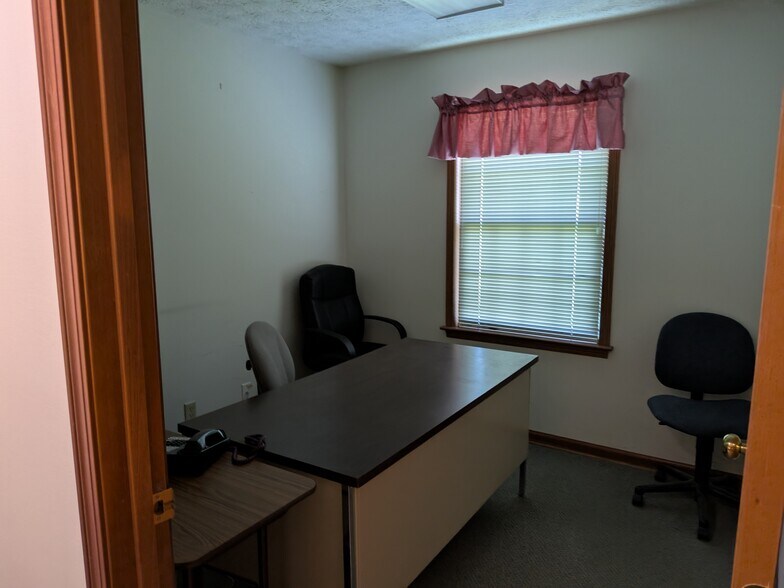 More Photos Of 380 Browns Ln, Coshocton Office For Lease
