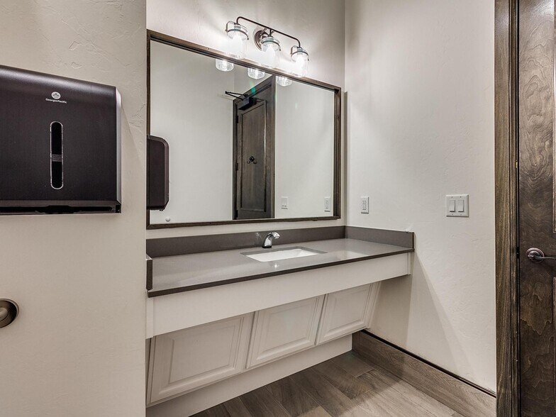 More Photos Of 4331 Adams, Norman Office For Lease