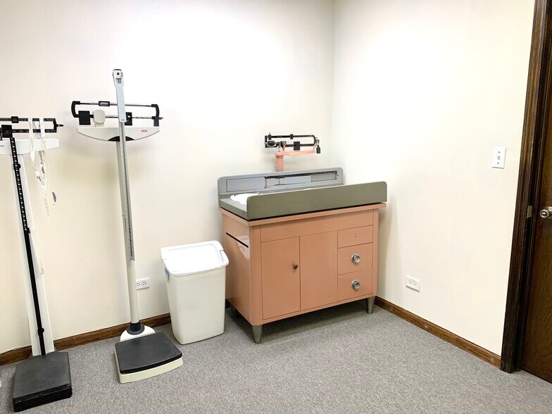 More Photos Of 7107 W Belmont Ave, Chicago Medical For Lease