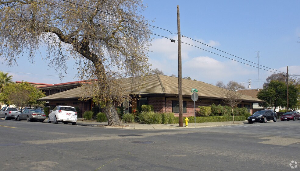 Primary Photo Of 912-918 N Lincoln St, Stockton Medical For Sale