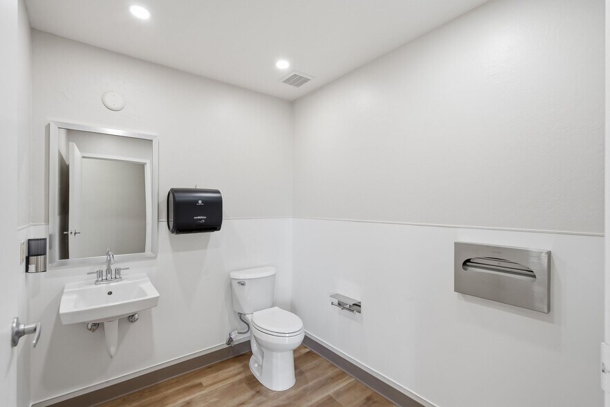 More Photos Of 570 Parrott St, San Jose Warehouse For Lease