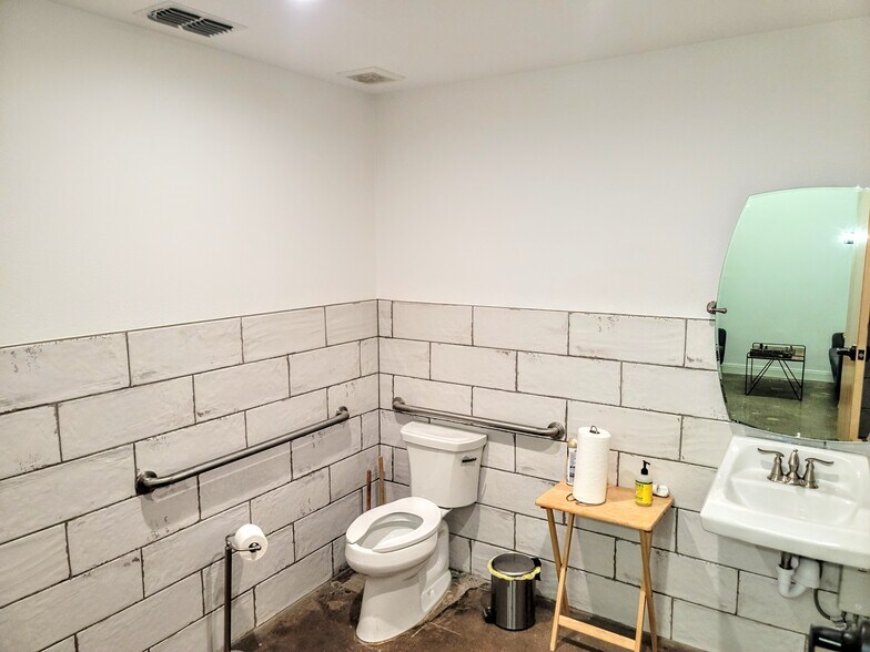 More Photos Of 1583 S 1st St, Abilene Light Distribution For Sale